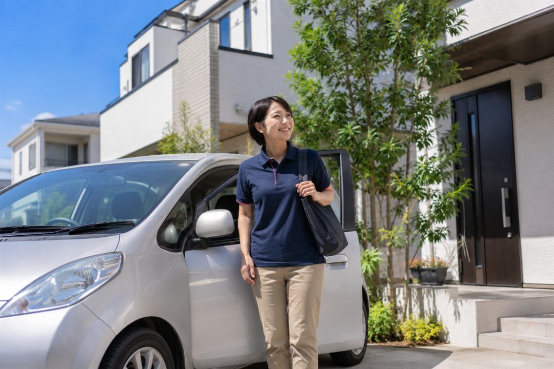 車で利用者様のお宅へ伺うヘルパー